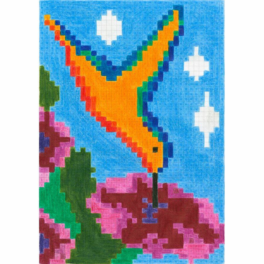 Bunter Pixel-Art-Vogel mit Regenbogenschwingen schwebt über rosa Blumen vor einem blauen Himmel mit weißen Wolken.