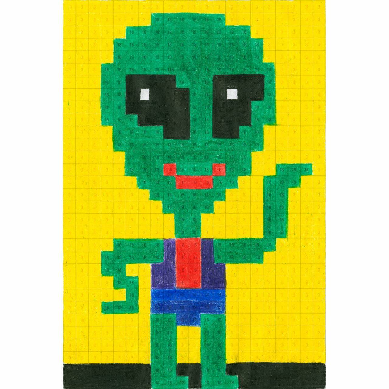 Kindergerechte pixelstilisierte Zeichnung eines grünen Aliens, das winkt, mit großen schwarzen Augen, rotem Lächeln, blau-rotem Outfit, auf gelbem Hintergrund.
