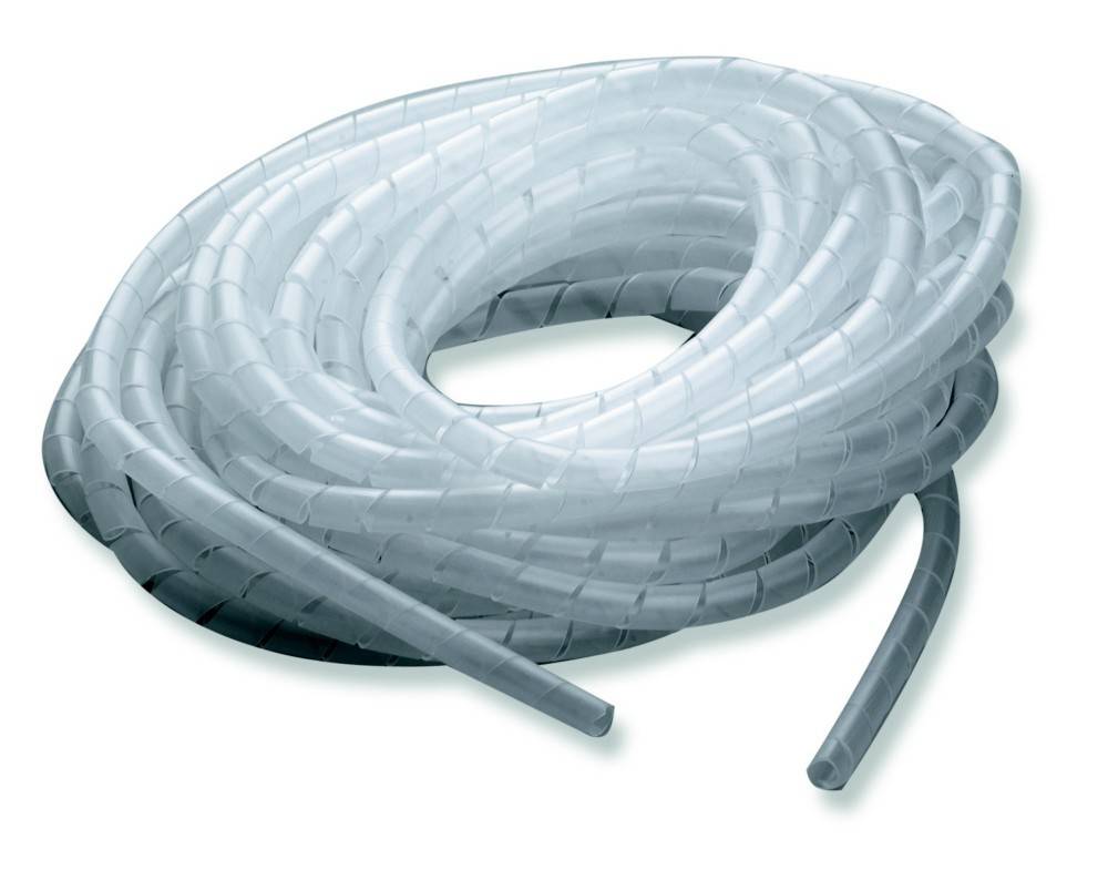 Eine aufgerollte, transparente Plastikschlauch, die zum Organisieren und Schutz von Kabeln verwendet wird, vor einem weißen Hintergrund.