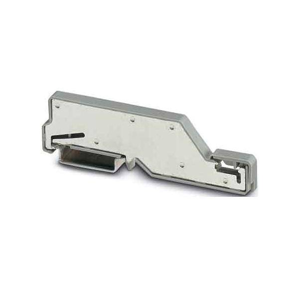 Eine kleine metallische Komponente mit einer flachen Basis und scharfkantigen Kanten, die eine schmale Nut und eine vorstehende hakenähnliche Struktur an der Oberseite aufweist.