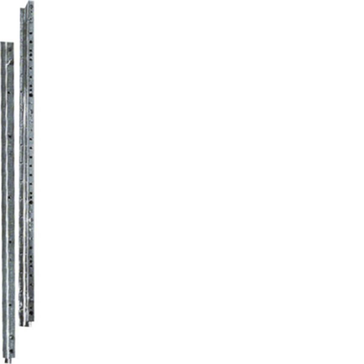 Zwei perforierte Metallstreifen oder Schienen, die vertikal auf weißem Hintergrund dargestellt sind.
