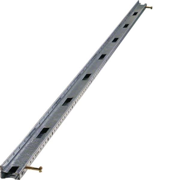 Eine lange Metallpfette mit gleichmäßig angeordneten rechteckigen Ausschnitten, die in der Baubranche zum Abstützen von Dächern und Wänden verwendet wird.