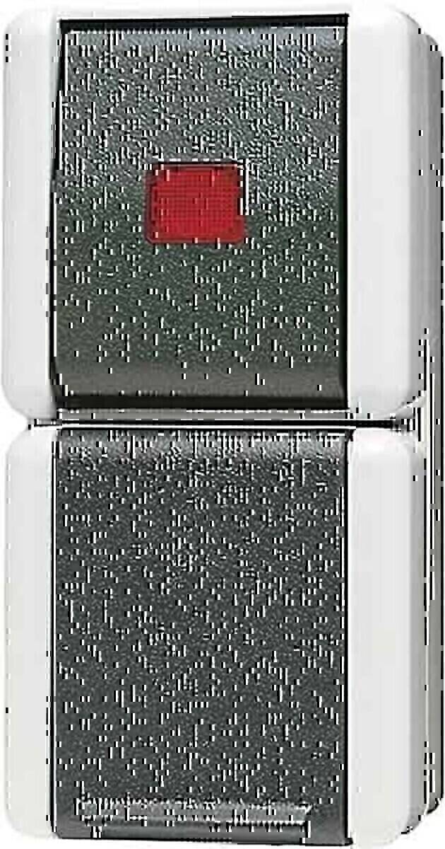 Ein metallischer Gegenstand mit strukturierter Oberfläche, auf dem sich nahe des oberen Randes ein kleines rotes Quadrat befindet.