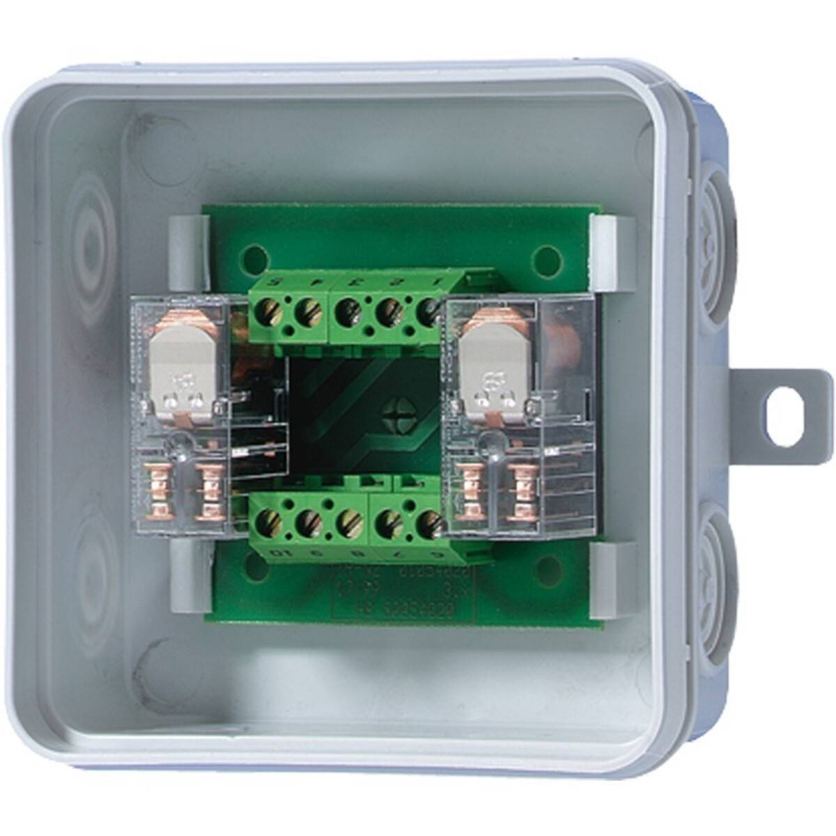 Offene graue Elektroverteilerdose mit grünen Klemmleisten und zwei transparenten Relaismodulen im Inneren, Vorderansicht auf weißem Hintergrund.