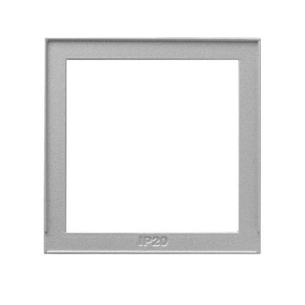 Quadratische, metallische Lichtschalterabdeckung mit der Aufschrift 'IP20', die im unteren Bereich mittig eingeprägt ist und deren Staubschutzklasse anzeigt.