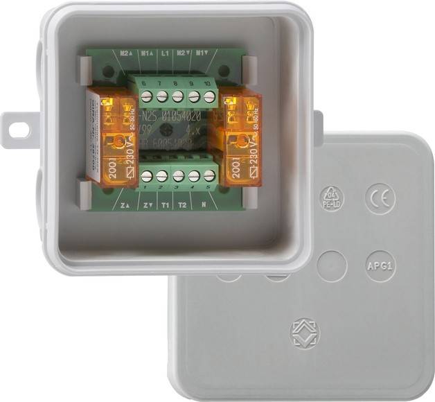 Das Bild zeigt eine offene elektrische Verteilerdose mit Anschllussklemmen, die mit ZA, ZB, T1 und T2 gekennzeichnet sind. Sie wird für elektrische Verbindungen verwendet.