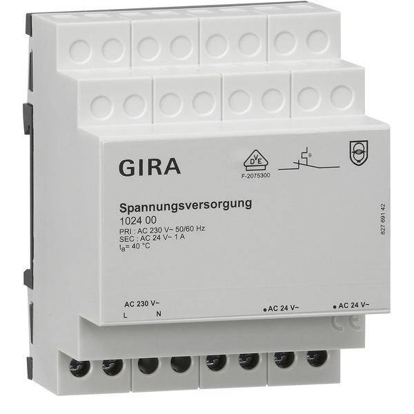 Ein GIRA-Elektrogerät mit Eingabe- und Ausgabespannungsspezifikationen, Modellnummer und Sicherheitszertifizierungsmarkierungen auf der Frontplatte.