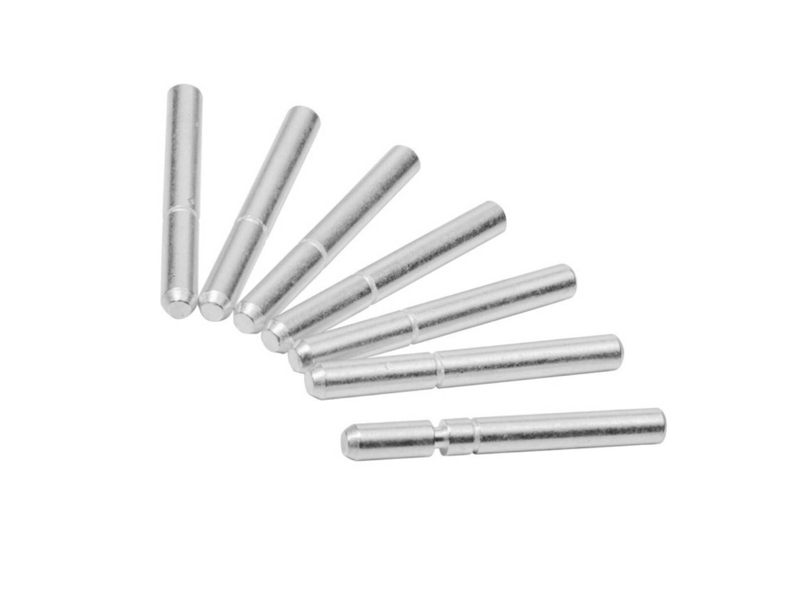 Mehrere silberfarbene Metallstifte in Fächerform auf weißem Hintergrund angeordnet, die verschiedene Längen und abgerundete Enden zeigen.