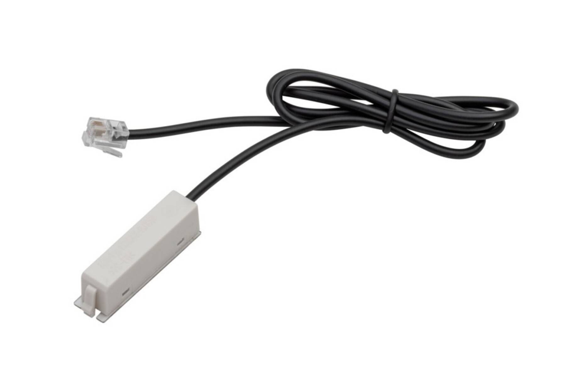 Schwarzes Kabel mit einem kleinen weißen Inline-Stecker und modularem Stecker, isoliert auf weißem Hintergrund.