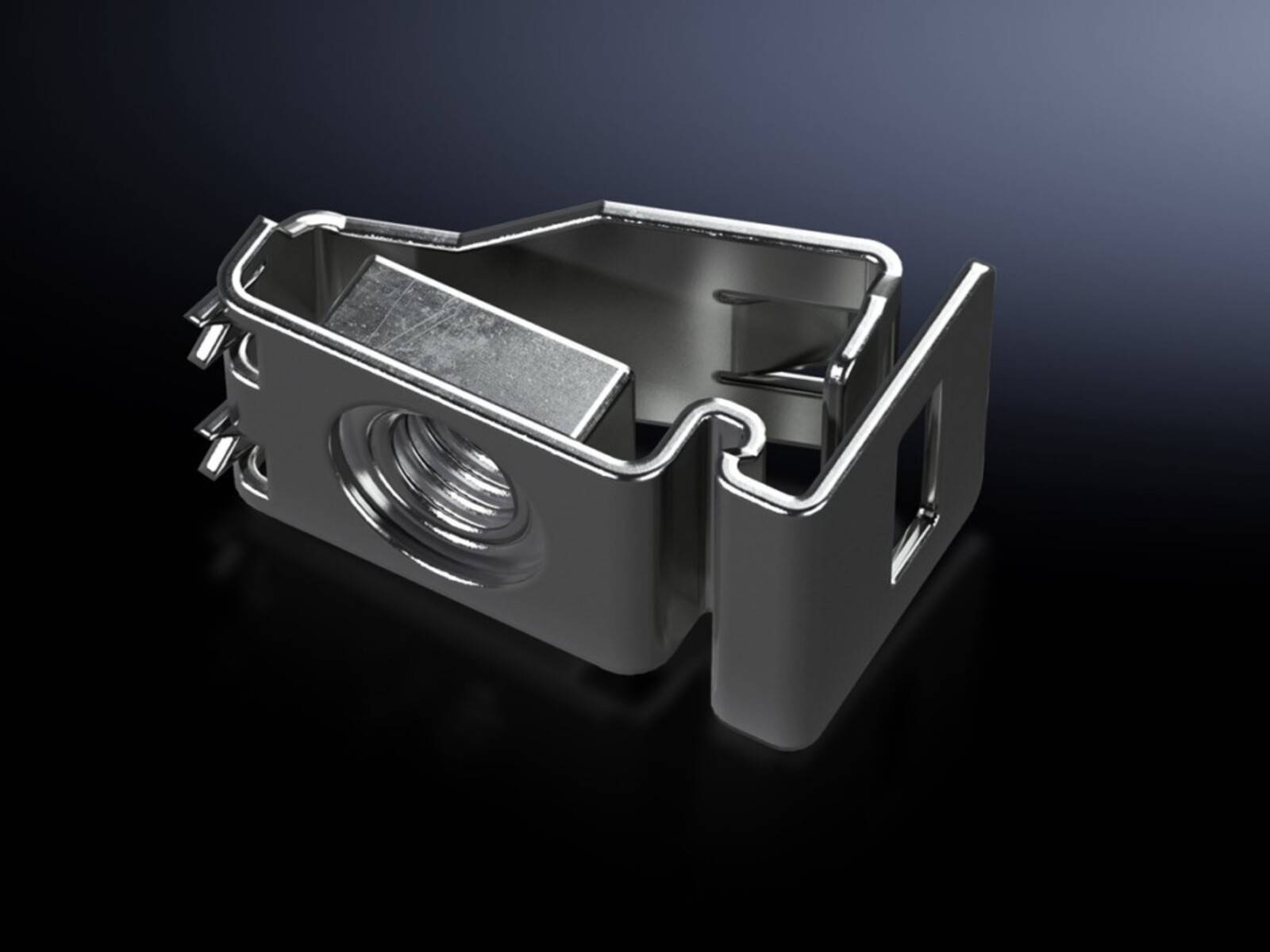 3D-Darstellung eines glänzenden Metall-Kameraclips oder einer Befestigungshalterung mit einer kreisförmigen Gewindebohrung, dargestellt auf dunklem Hintergrund.