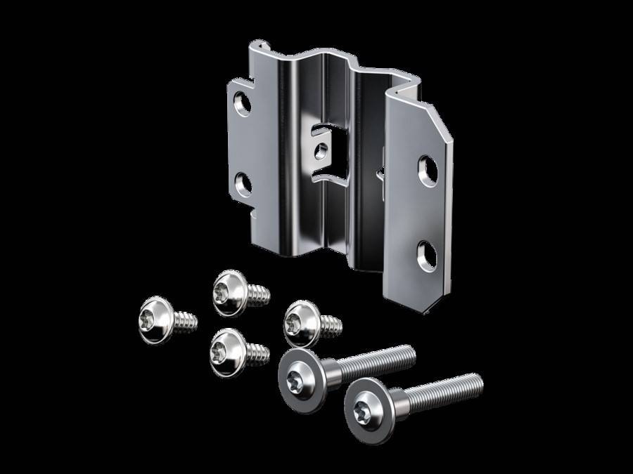 Metallhalterung mit sieben Schrauben auf schwarzem Hintergrund. Die Halterung verfügt über mehrere Löcher zur Befestigung und umfasst drei große sowie vier kleine Schrauben.