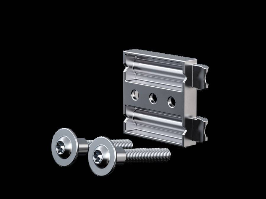 Eine Metallbefestigungshalterung mit drei Löchern und zwei passenden Schrauben, die auf einem schwarzen Hintergrund gezeigt wird und für sichere Befestigungszwecke verwendet wird.