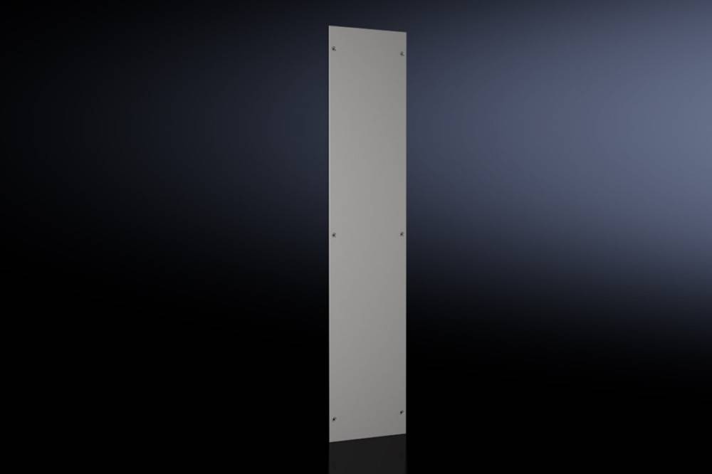 Eine hohe, rechteckige, glatte, flache Metallplatte steht vertikal vor einem schwarzen Hintergrund und reflektiert minimales Licht.
