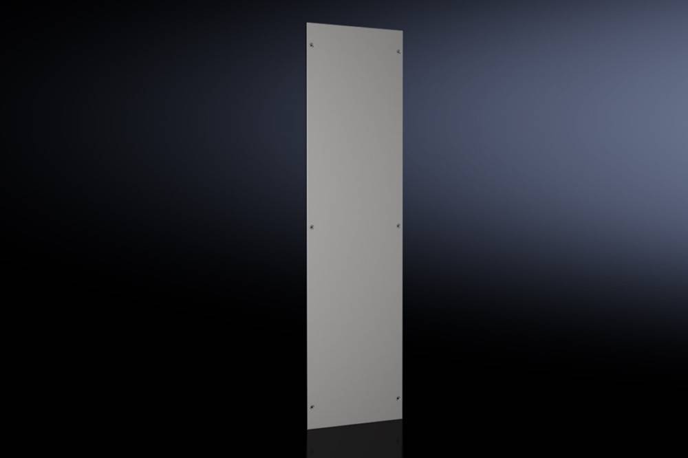 Ein vertikales metallisches rechteckiges Panel mit minimalistischem Design, an einem schwarzen Hintergrund montiert.