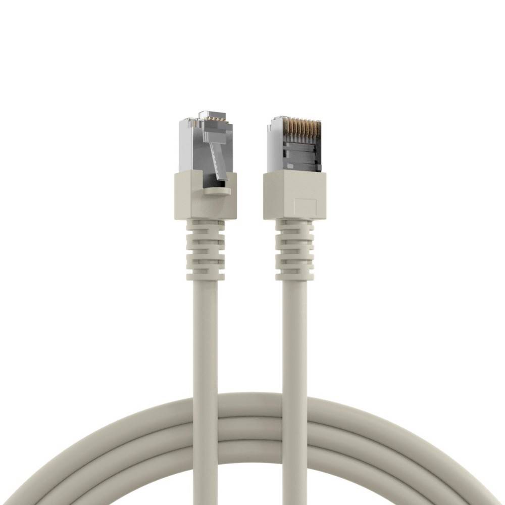 Zwei beige Ethernet-Kabel mit RJ45-Steckern aus der Nahaufnahme vor einem weißen Hintergrund.