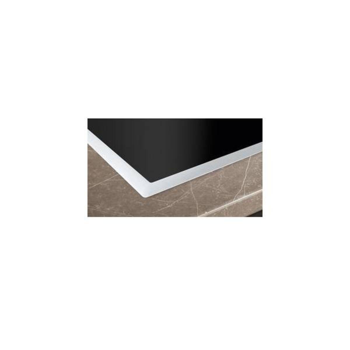 Nahaufnahme eines schwarzen rechteckigen Panels mit einer weißen abgeschrägten Kante, die auf einer braunen marmorartigen Oberfläche ruht.