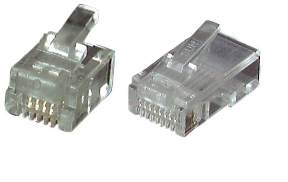 Eine Nahaufnahme eines transparenten Ethernet-Kabelsteckers mit acht goldenen Kontakten, der üblicherweise für Computernetzwerke und Internetverbindungen verwendet wird.