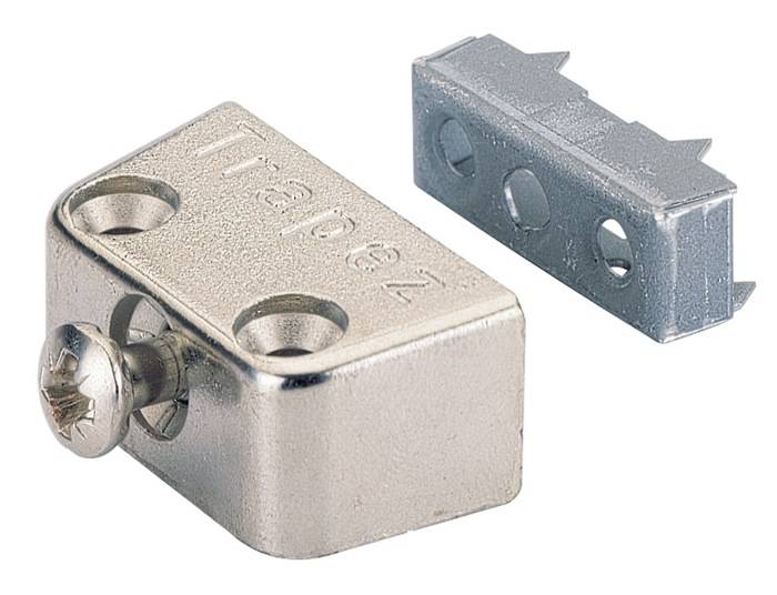 Ein Metalltürriegel mit dem Wort 'Trapez' eingraviert, zusammen mit einem passenden Gegenstück, beide mit Schraublöchern zur Montage versehen.