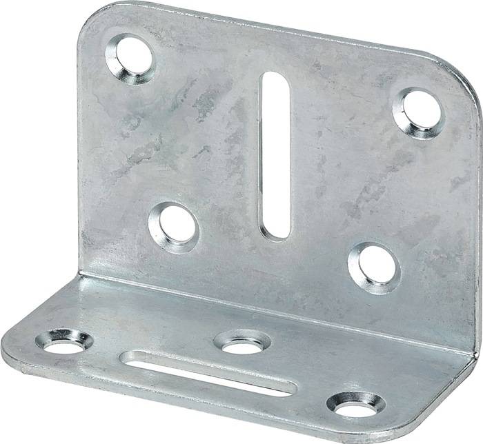 Eine Metallwinkellasche mit mehreren Schraublöchern, die in der Bau- oder Möbelindustrie zum Verbinden von zwei Oberflächen im rechten Winkel verwendet wird.