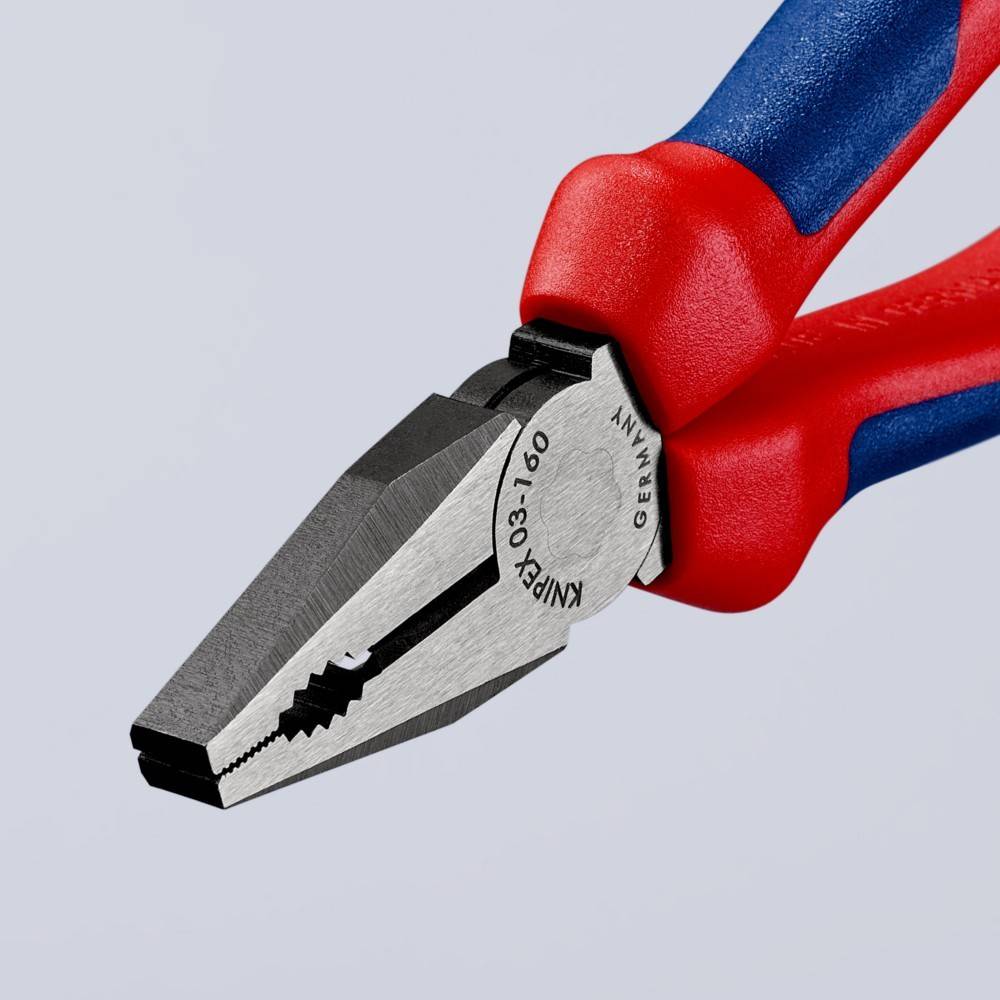 Ein Paar Seitenschneider mit roten und blauen Griffen, hauptsächlich zum Durchtrennen von Drähten verwendet, mit glänzender Metalloberfläche.