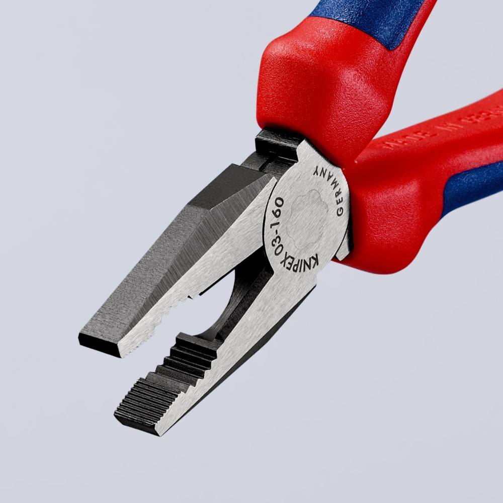 Rote und blaue Zangen mit dem Markennamen und der Seriennummer 'KNIPEX 03 01 160', die vor einem neutralen Hintergrund fotografiert wurden.