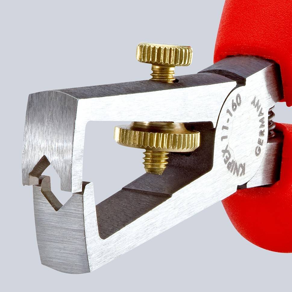 Eine Nahaufnahme eines Koaxial-Kabelabisolierzangs mit roten Griffen. Er verfügt über einstellbare Messingknöpfe und eine scharfe Klinge zum präzisen Abisolieren von Kabeln.