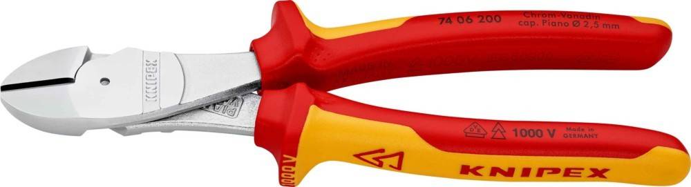 Nahaufnahme von roten und gelben Zangen mit einem metallischen Greifende, die einen Teil der Markierung und den Text 'MADE IN...' zeigt.