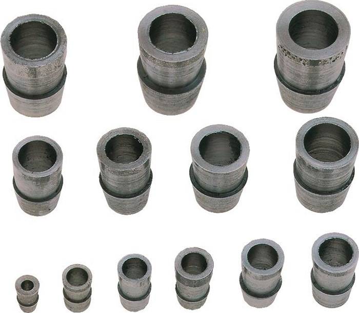 Reihen metallischer zylindrischer Objekte vor einem weißen Hintergrund.