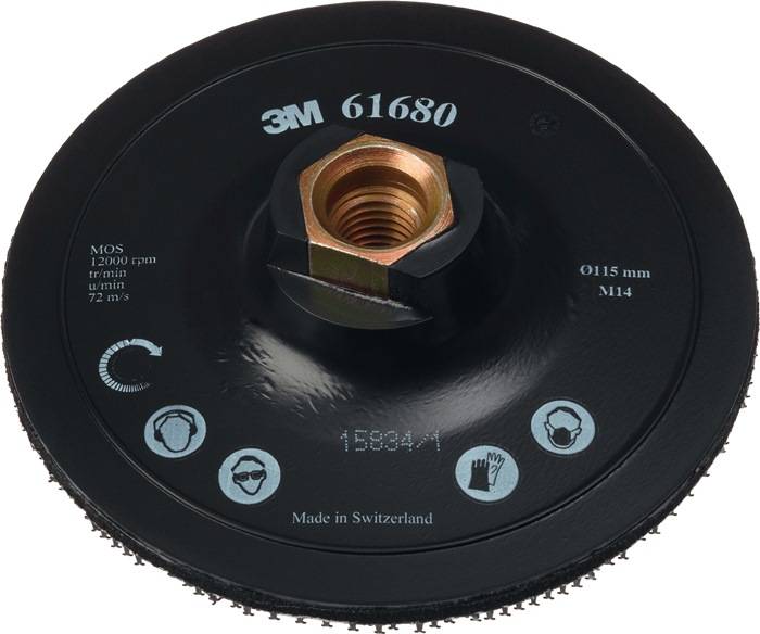 Eine schwarze runde 3M-Scheibe mit einer zentralen Messingbefestigung, gekennzeichnet mit '3M 61680'. Zeigt Sicherheitssymbole und den Text 'Made in Switzerland'.