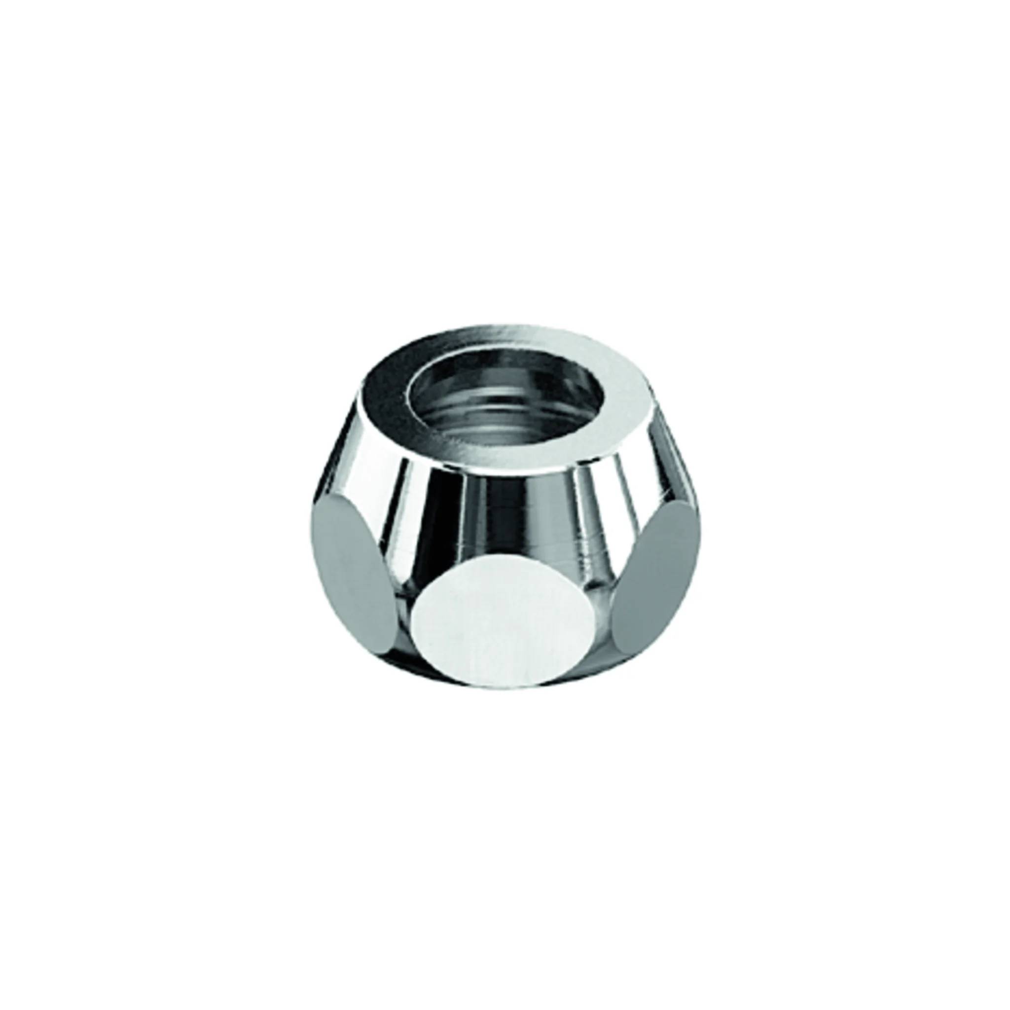 Chrom-Radmutter mit facettierter, polierter Metalloberfläche auf einfachem weißem Hintergrund.