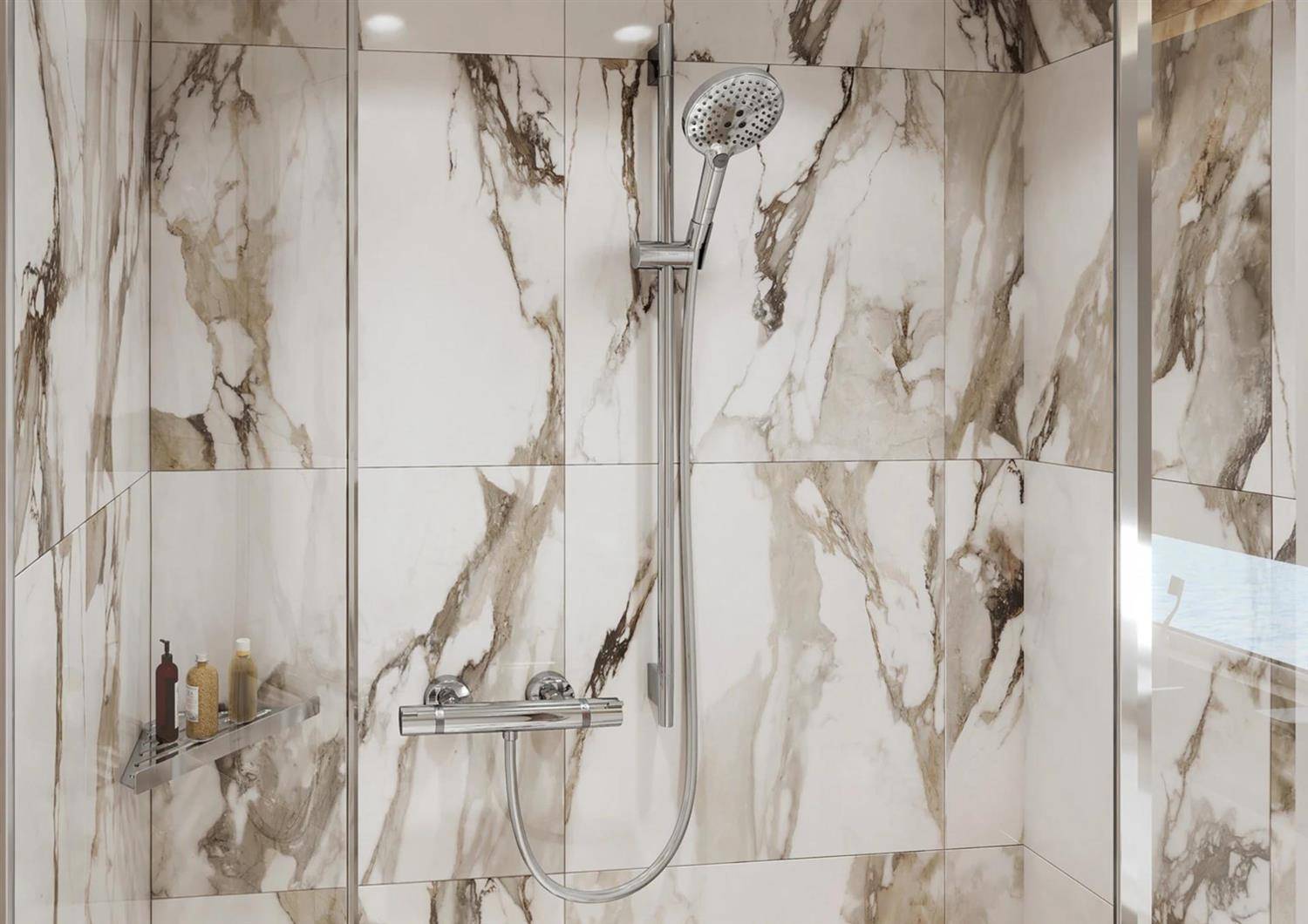 Eine moderne Dusche mit Wandfliesen im Marmor-Look, verchromtem Handbrausekopf und integrierten Regalen für Toilettenartikel.