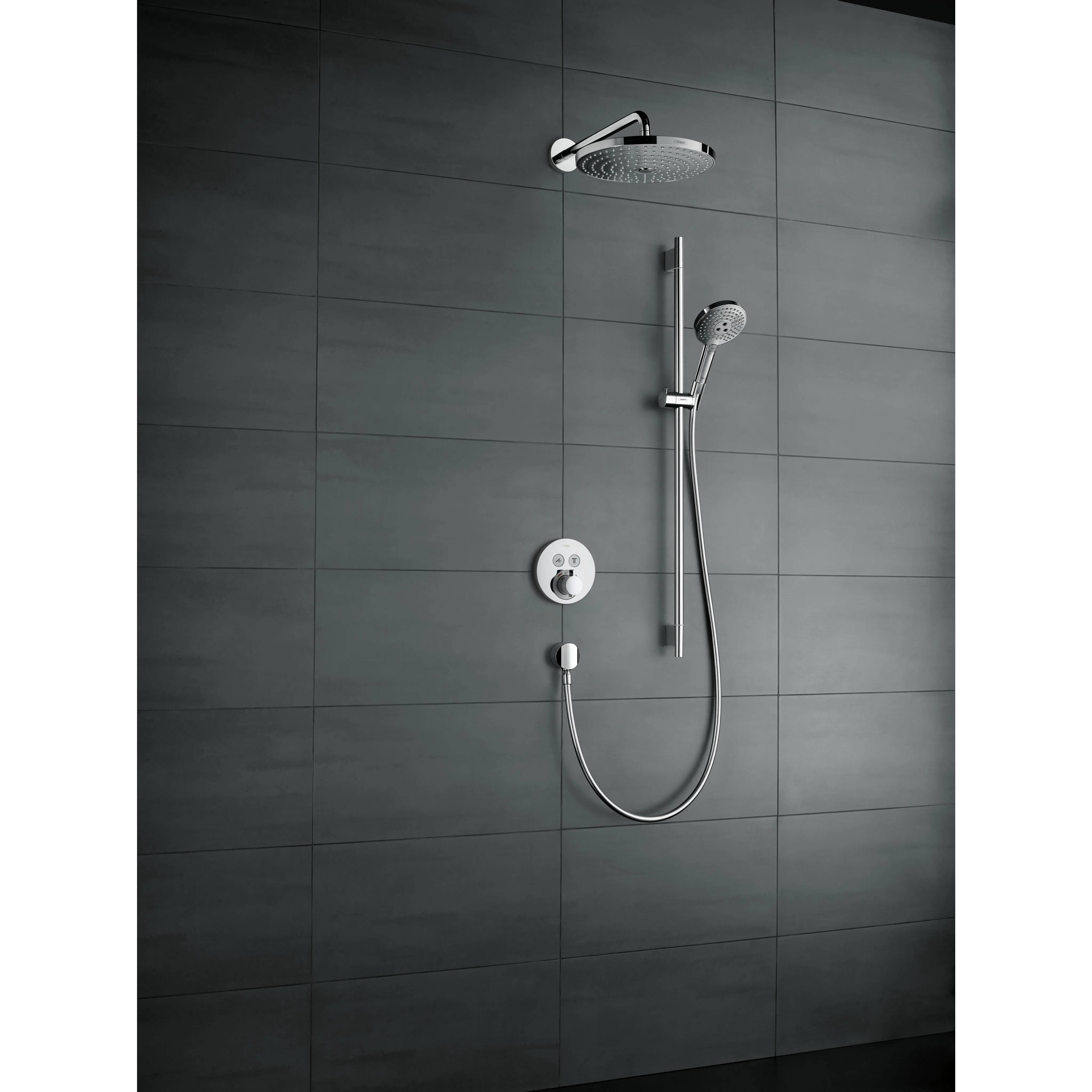 Modernes Badezimmer mit Dusche, verchromter Regenduschkopf, tragbarem Sprühkopf und Steuerventil an einer dunkel gefliesten Wand montiert.
