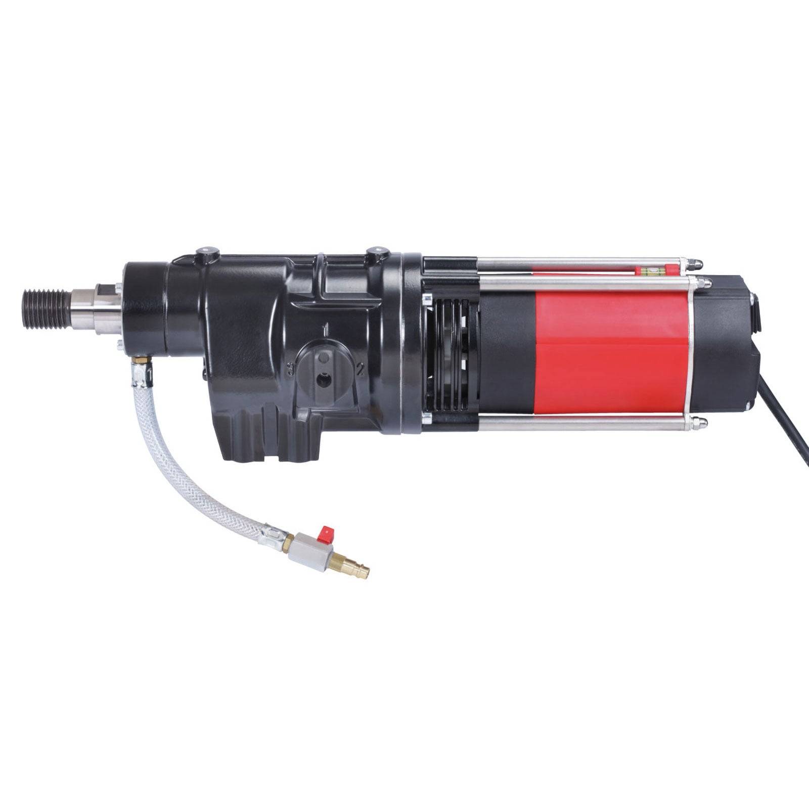 Ein schwarzes und rotes Elektrowerkzeug mit zylindrischer Form, ausgestattet mit einer metallischen Düse und einem angeschlossenen Schlauch mit einem Anschluss an der Seite.