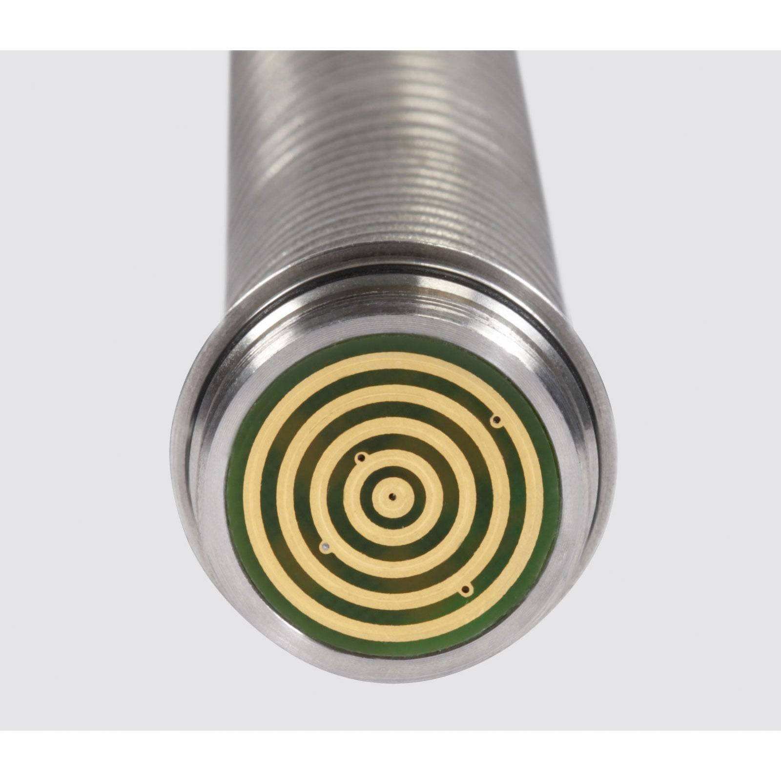 Eine Nahaufnahme eines metallischen Zylinderobjekts mit konzentrischen gelben und grünen kreisförmigen Mustern an seinem Ende, ähnlich einem Zielschild.