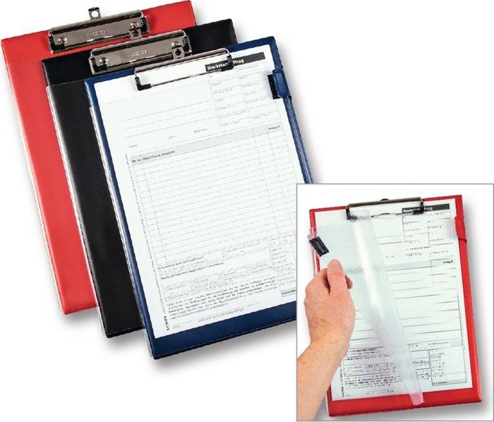 Klemmenbretter in Rot, Schwarz und Blau, auf denen Papierformulare liegen, mit einer Nahaufnahme, die eine Hand zeigt, die eine transparente Schutzabdeckung auf einem Klemmbrett öffnet.