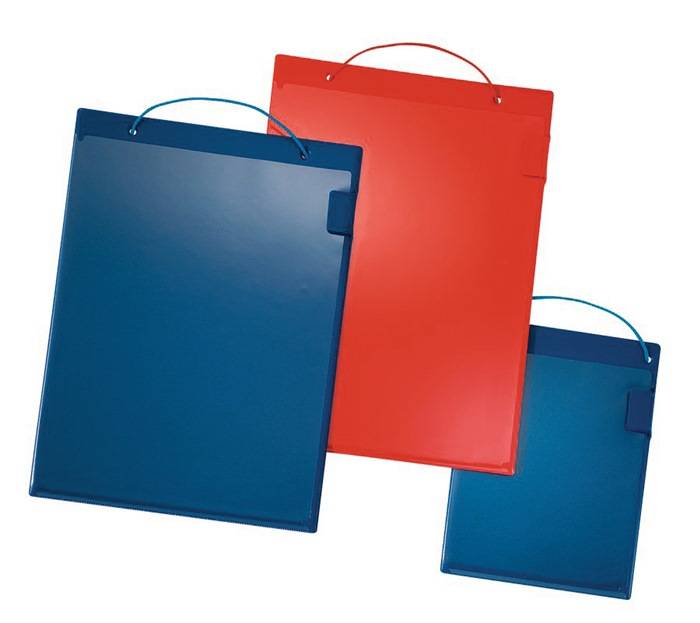 Drei hängende Ordner in Blau und Rot, übereinander liegend auf weißem Hintergrund dargestellt.