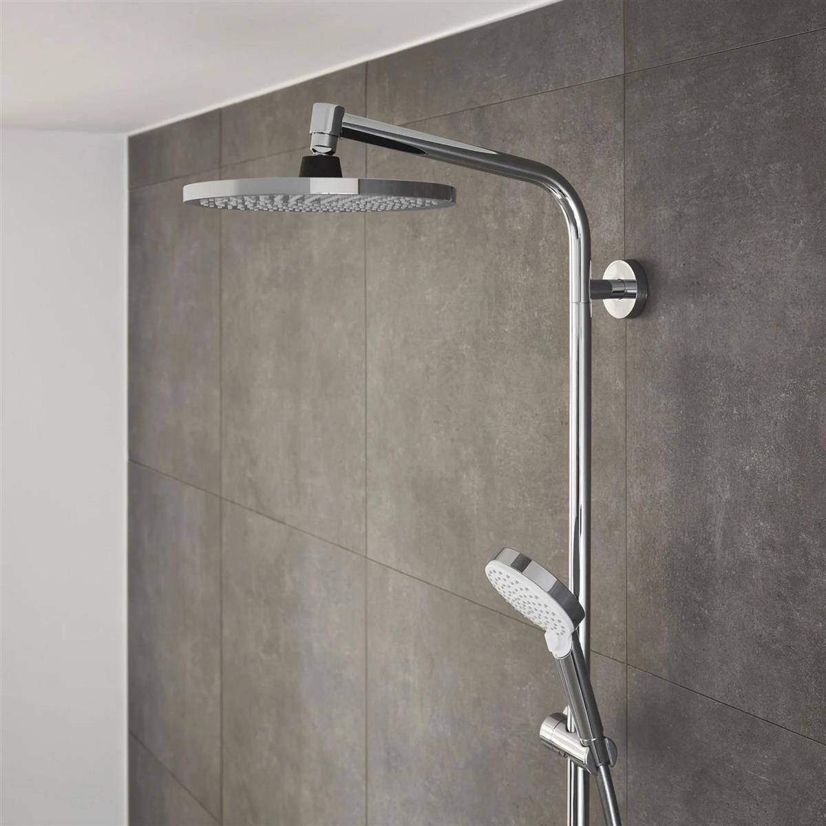 Modernes Badezimmer mit großer runder Regenduschanlage oben und tragbarem Duschkopf, der an einer gekachelten Badezimmerwand montiert ist.