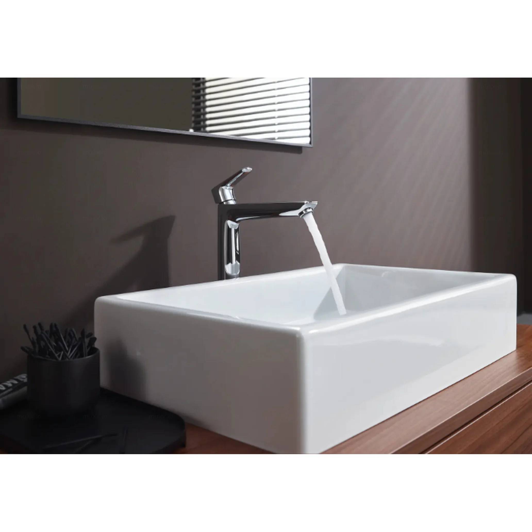 Modernes Badezimmerbecken mit Chromarmatur, aus der Wasser in ein quadratisches weißes Becken auf einer Holzarbeitsplatte fließt, mit einem Spiegel und Jalousien darüber.