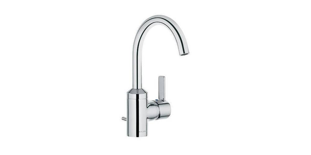 Chrom-Küchenarmatur mit geschwungenem Auslauf und einseitigem Hebel auf weißem Hintergrund.