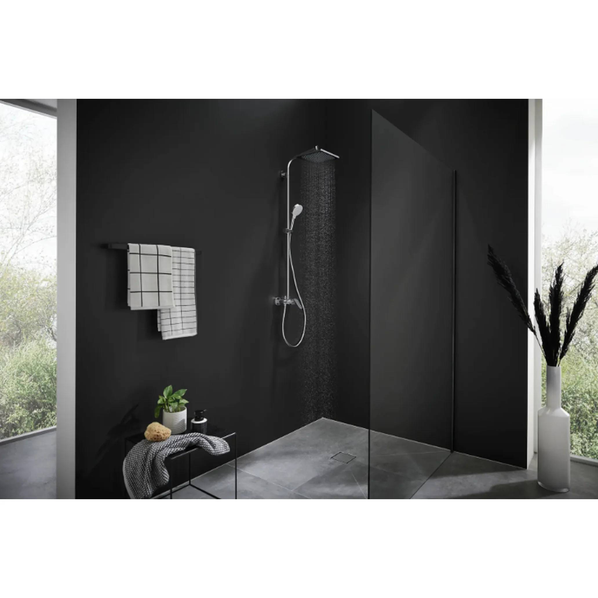 Modernes schwarzes begehbares Duschbad mit Regendusche und Handbrause, geflieste Wände, Glastrennwand, Handtuchhalter und kleine Bank mit Pflanzen und Handtüchern.