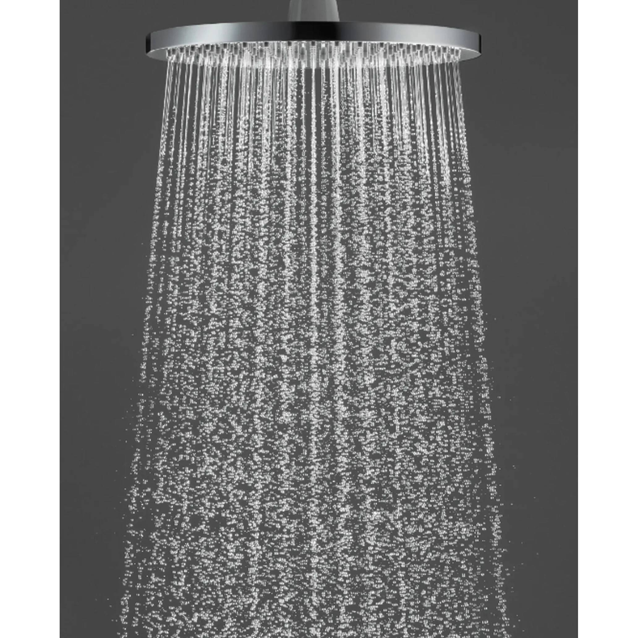 Ein runder Duschkopf, der einen breiten Wasserstrahl gegen einen dunklen Hintergrund sprüht.