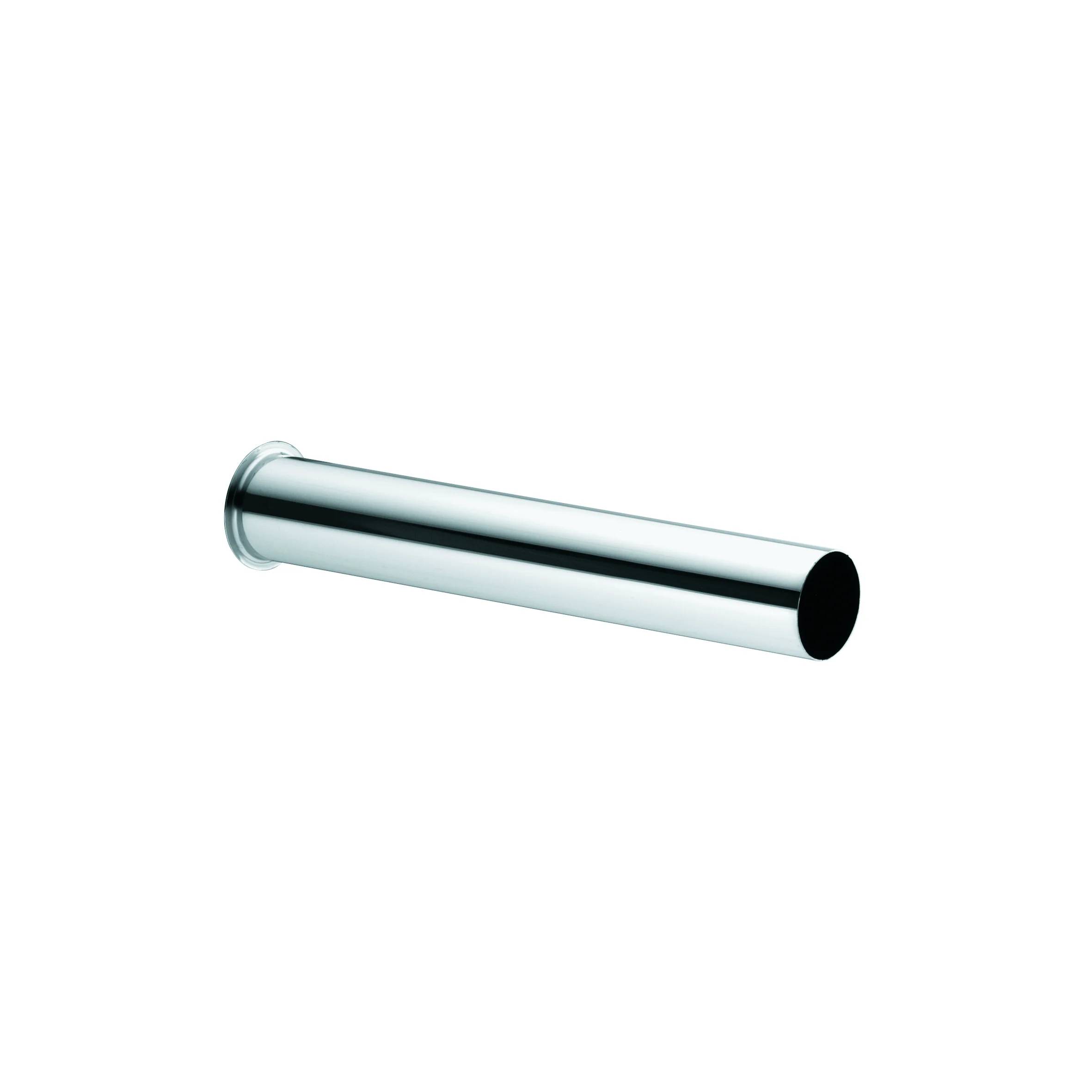 Ein glänzendes verchromtes Metallrohr oder eine glänzende verchromte Metallpipe auf einem einfachen weißen Hintergrund.