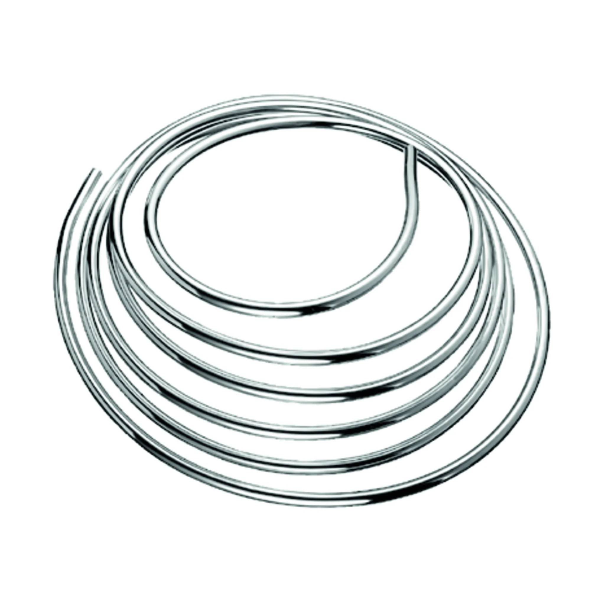 Aufgewickelte Metalldrähte oder Rohrleitungsschleifen in einer spiralförmigen Anordnung auf weißem Hintergrund.