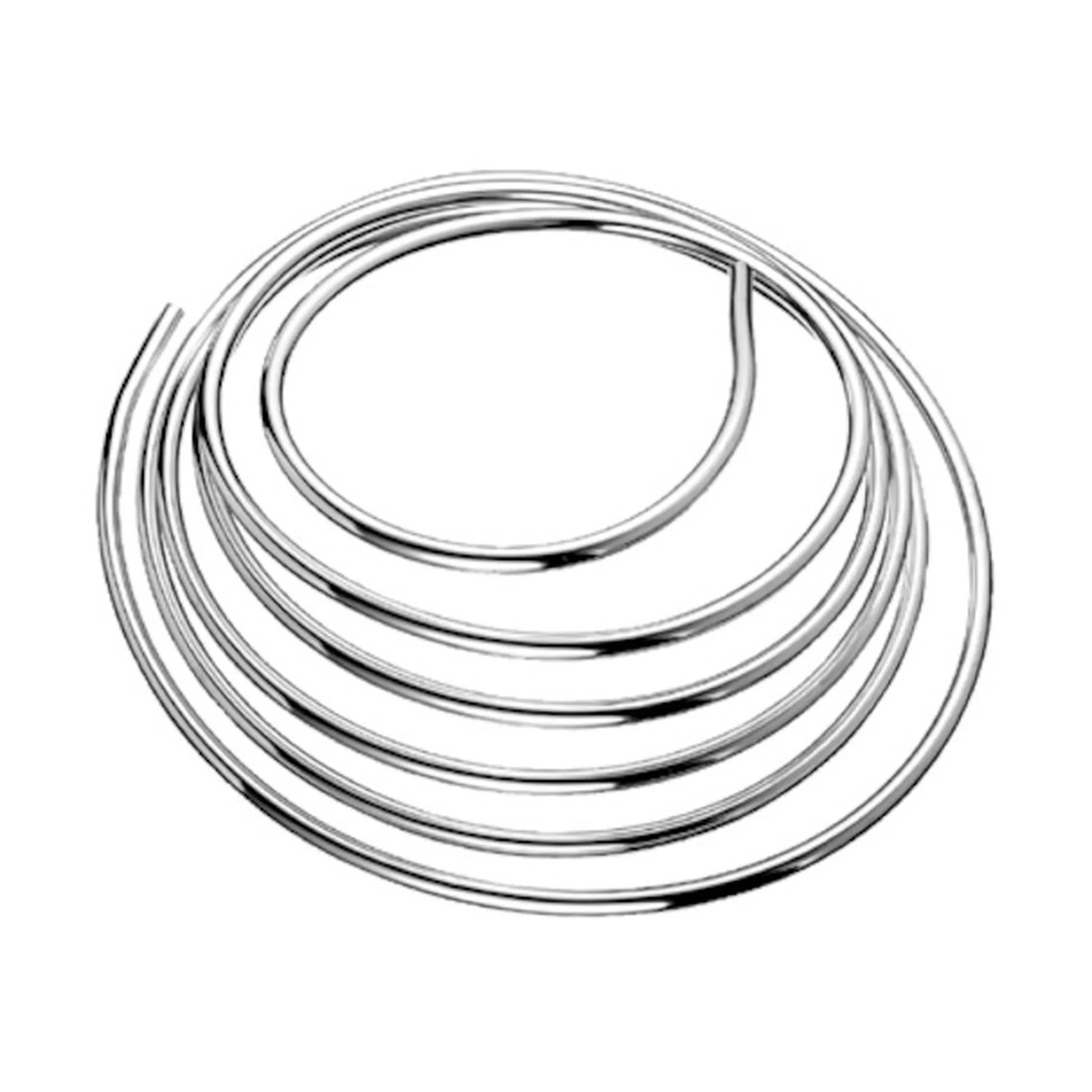 Aufgerollte Metallspiralfeder oder Kabelschleife in überlappenden kreisförmigen Ringen auf weißem Hintergrund angeordnet.