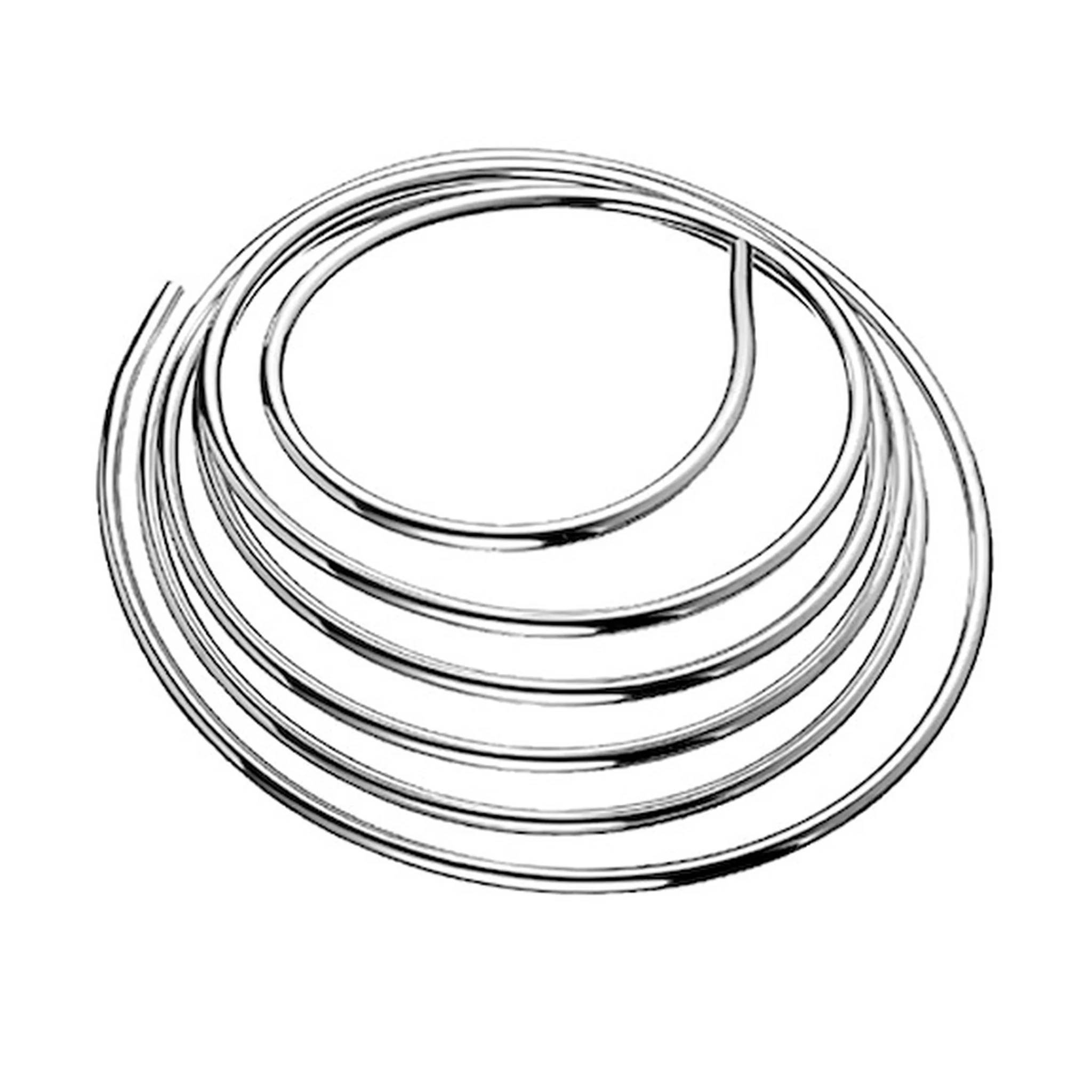 Ein Stapel verschachtelter metallischer Ringe oder aufgerollter Drahtschleifen auf weißem Hintergrund.