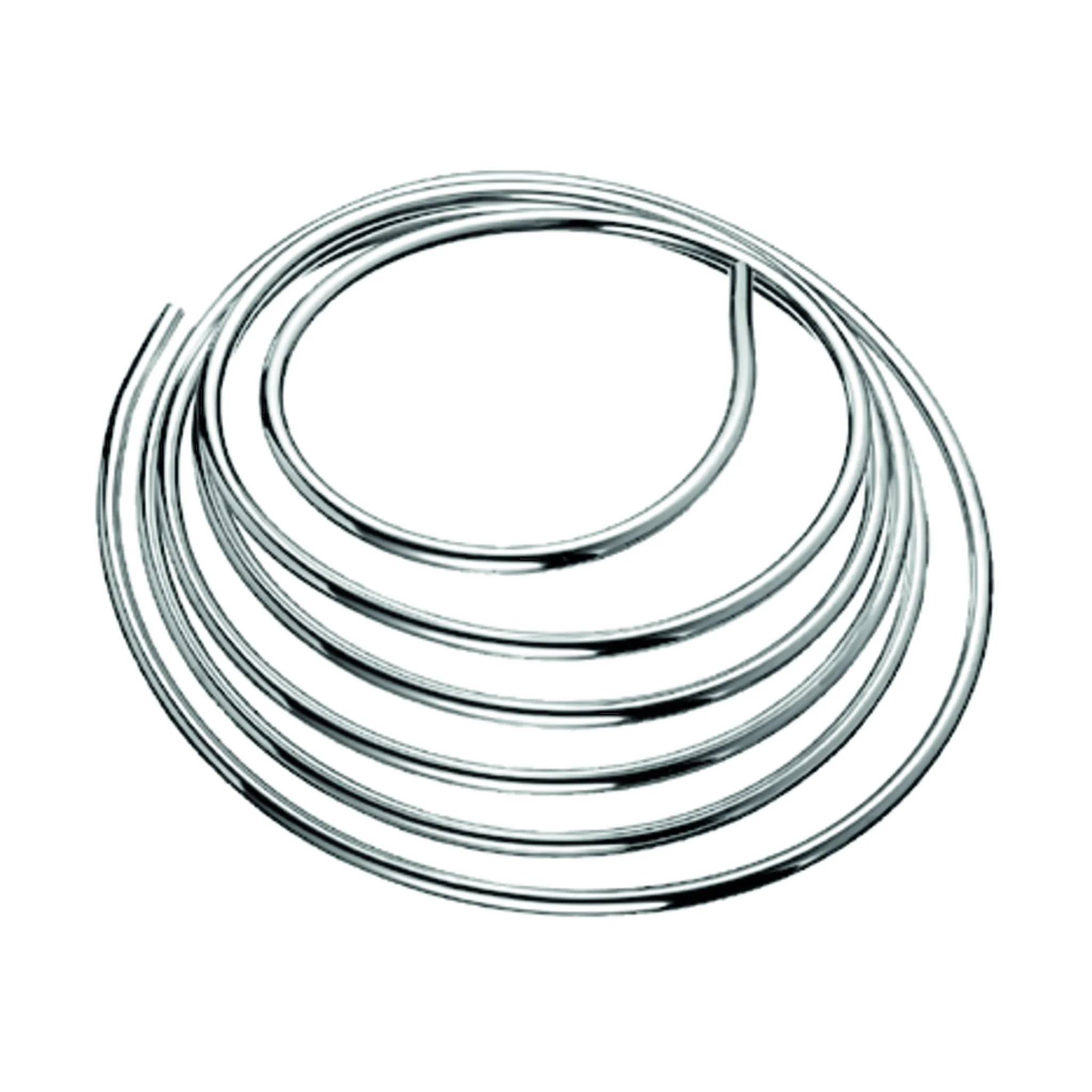 Aufgewickelter Metalldraht oder Kabel in mehrere sich überlappende Ringe auf weißem Hintergrund geschlungen.