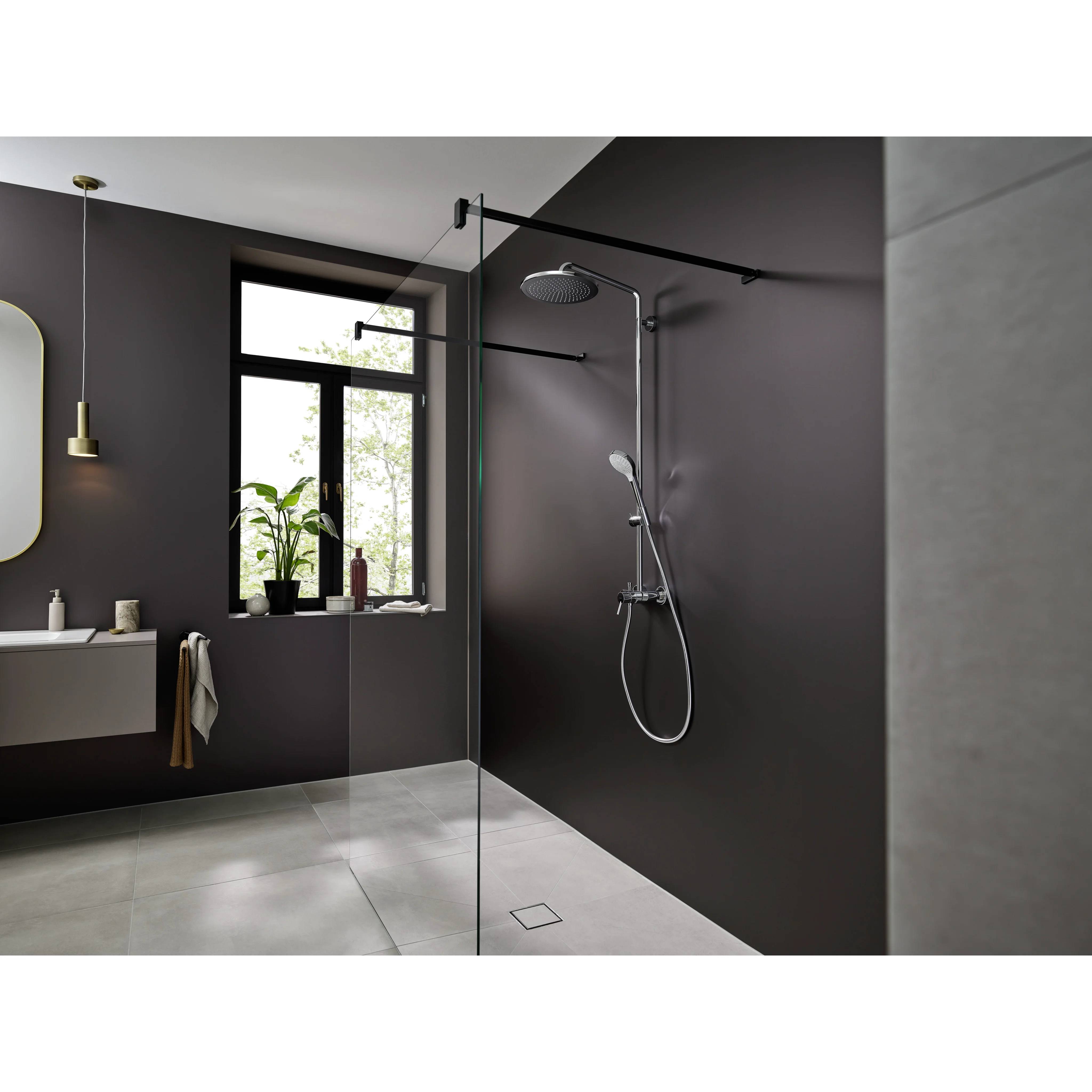 Modernes minimalistisches Badezimmer mit einer gläsernen begehbaren Dusche, dunklen Wänden, an der Wand montiertem Waschbecken, Fenster und einer Topfpflanze auf der Fensterbank.