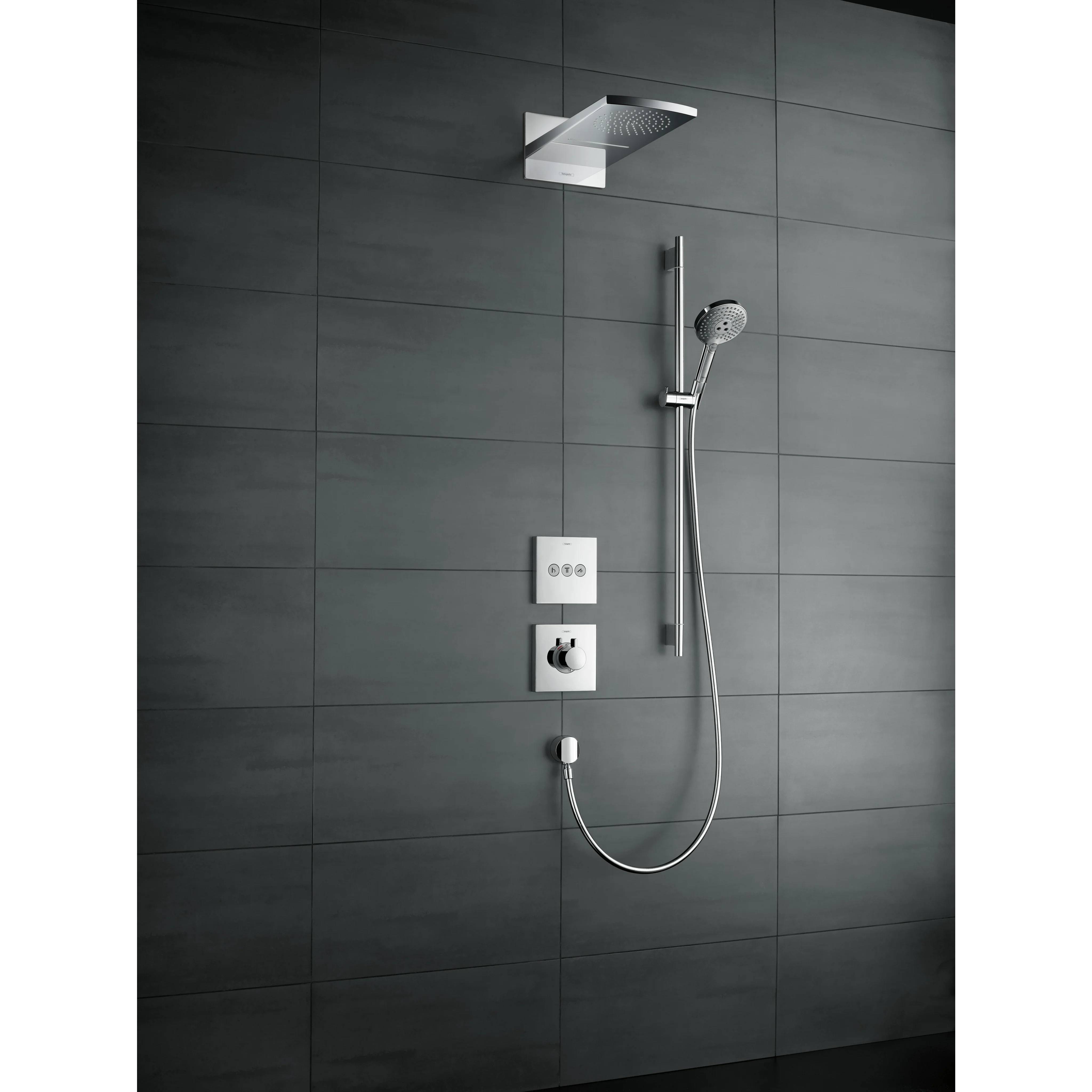 Moderne Duschenwand mit Fliesen, quadratischem Regenduschkopf, Handbrause und verchromtem Bedienfeld.