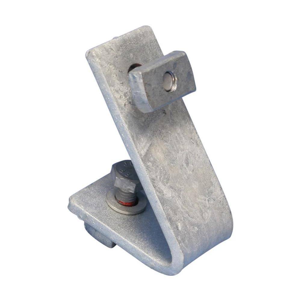 Eine Metallklemme mit einem Bolzen und einer Mutter, die zum Befestigen von Platten oder Materialien in industriellen oder Baukontexten entwickelt wurde.