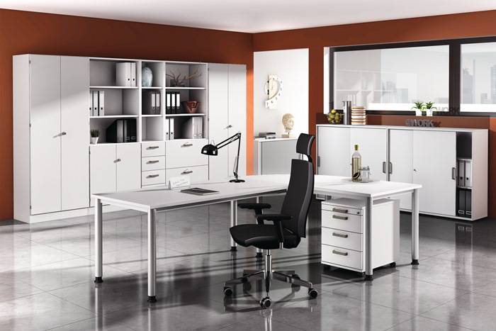 Schreibtisch Sero H685-810xB1600xT800mm Eichedekor ger.Form 4-Fuß-Gestell